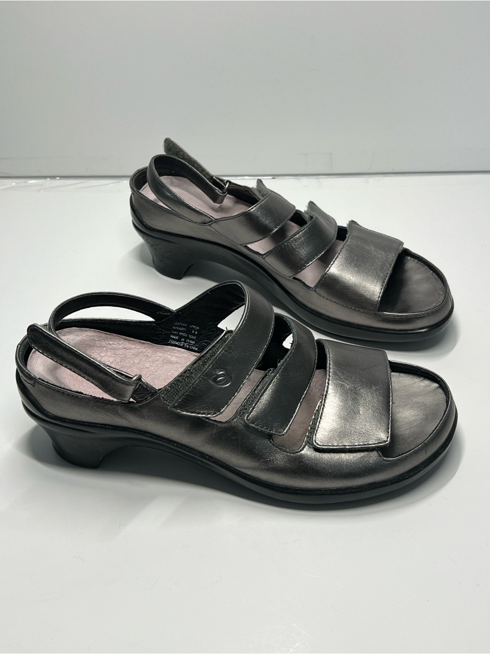ARAVON Women’s size 8 B Silver Strap Comfort Shoe